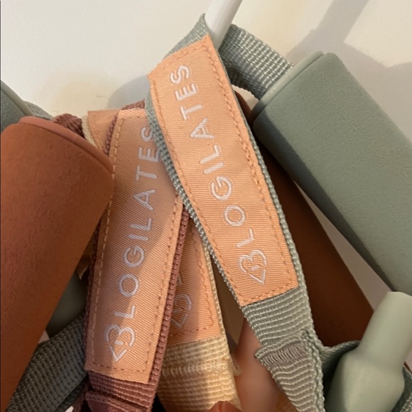 Blogilates Brand Set Resistance Bands in neutral cool tones - Picture 2 of 4